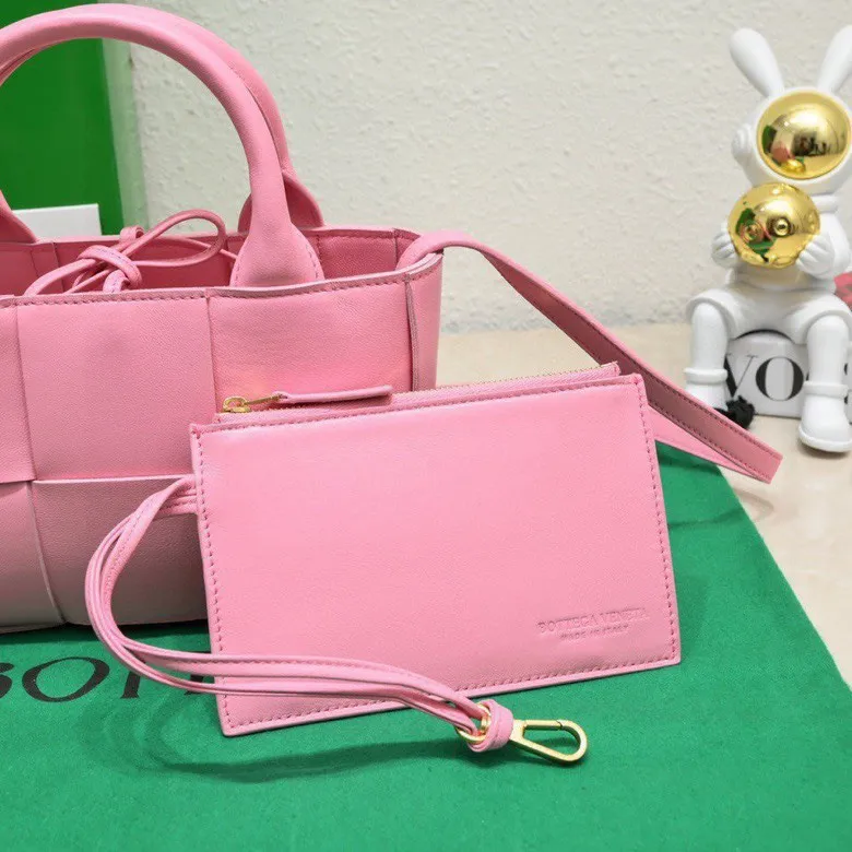 Batch 1420 BV Candy Arco super mini tote bag. The size of a mobile phone 😋 can only hold cuteness 🥰 I have always been fond of tote bags because it has no complicated design, is simple and neat, and can be easily matched with daily clothes. Key points, key points! It is equipped with a detachable shoulder strap, so you can match your different looks. It is full of texture. Size: 20*7*13 Style number: 9895#